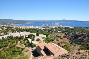 Vue dégagée sur la Ciotat depuis le sommet de la colline