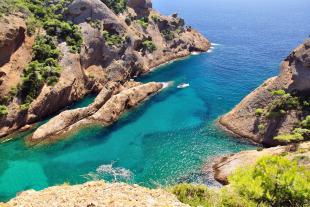 Vue plongeante sur la calanque de Figuerolles