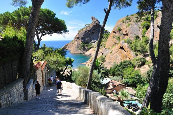 Marches qui descendent à la calanque de Figuerolles