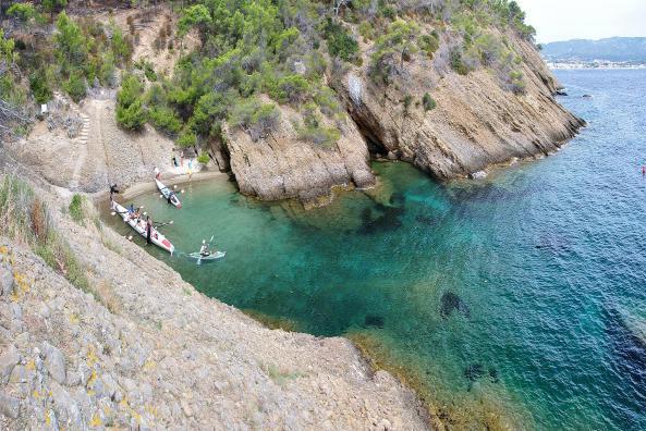 Canoës dans la calanque Seynerolles