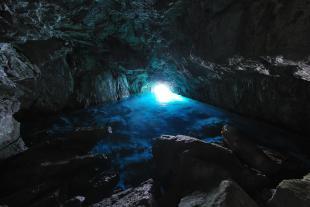 Rochers au fond de la Grotte Bleue