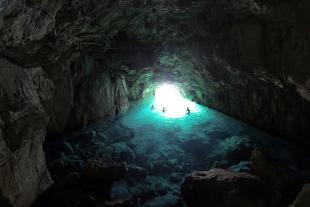 Nageurs dans la Grotte Bleue