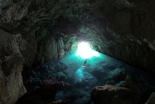 Plongeon dans la grotte Bleue