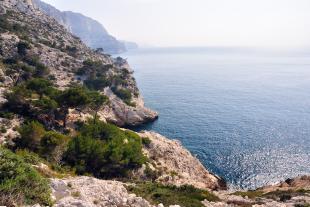 Le vallon d'accès et la crique de la Grotte Bleue