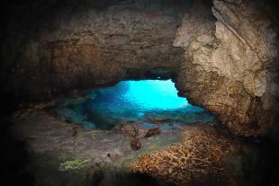 Grotte de la porte de Rome éclairée