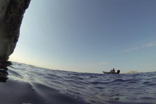 Bateau et l'île de Riou au loin