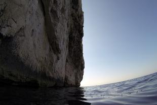 Nage sous la falaise