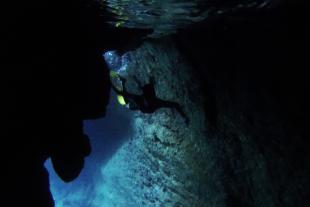 Free diving to enter the cave