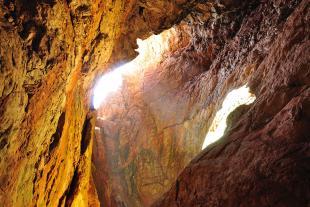 Entrée supérieure de la grotte du Capelan