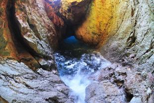 Ressac dans la grotte du Capelan