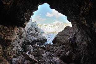 Sortie terrestre de la grotte du Capelan