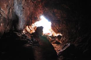 Retour à l'extérieur de la grotte du Capelan