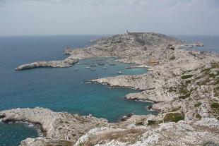 Dans cette grande crique située du côté de marseille, on fait de la pisciculture