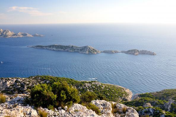 Les îles Jarre et Jarron entre la calanque de la Mounine et l'île de Riou