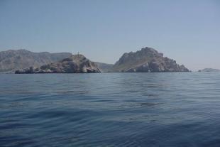 Les îles (Maïre et Tiboulen de Maïre), vues du large