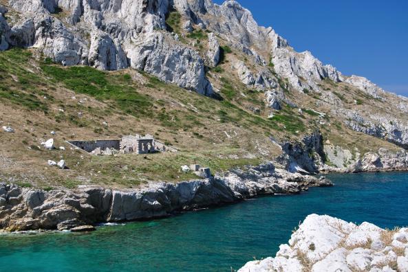 Anciens bâtiments sur l'île Maïre