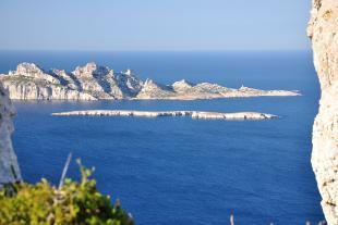 Au premier plan, l'île Plane et derrière l'île de Riou