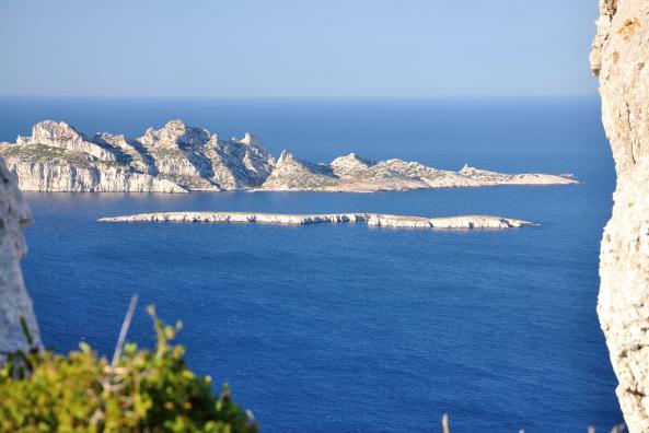 Au premier plan, l'île Plane et derrière l'île de Riou