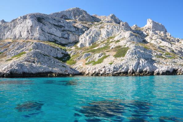 Eau turquoise et fond de sable près de la plage de l'Aiglon et la calanque de Monasterio