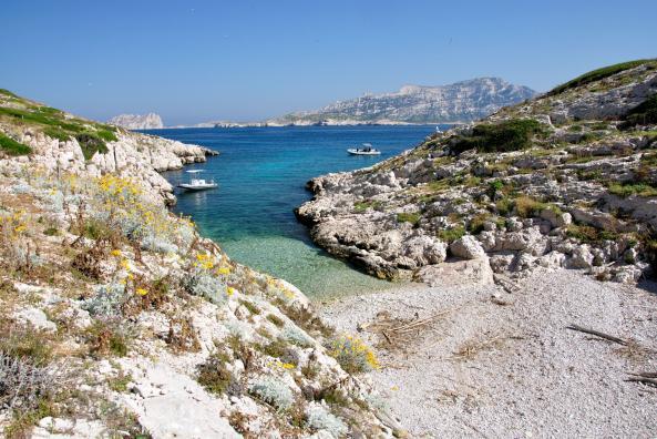 Plage de Fontagne (en galets) et vue sur l'île Jarre