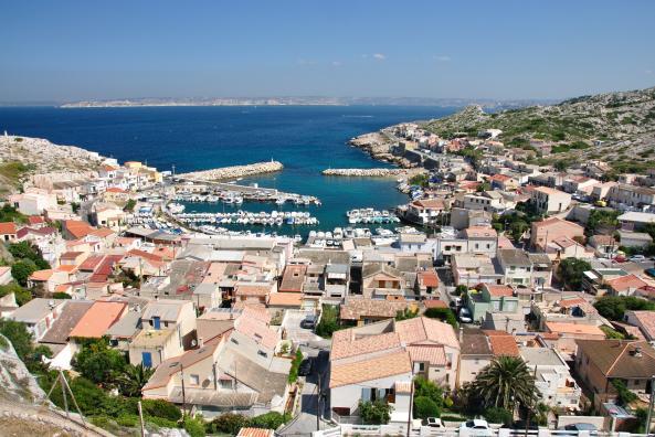 Cabanons entre port et colline