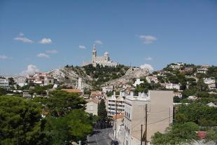 Notre Dame de la Garde domine la ville de Marseille
