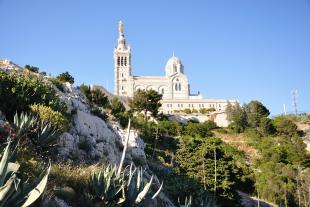 Notre Dame de la Garde en passant par le bois sacré