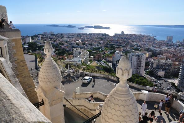 Vue panoramique sur Marseille et les îles du Frioul depuis Notre Dame de la Garde
