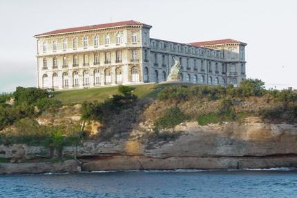 Le palais du Pharo en entrant dans le Vieux Port