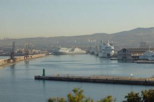 Ferry dans le port de commerce