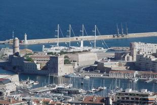 Derrière le fort St Jean se trouve le port de commerce