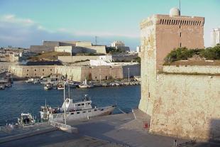 De l'autre côté du port se trouve le fort Saint Nicolas