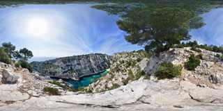 Photo panoramique de la calanque d'En vau vue des crêtes