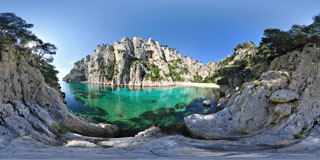 Photo panoramique de la calanque d'En vau vue d'en bas