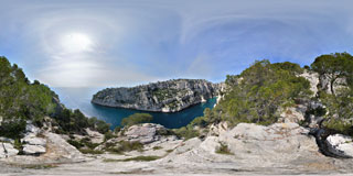 Photo panoramique de la calanque d'En vau vue des crêtes