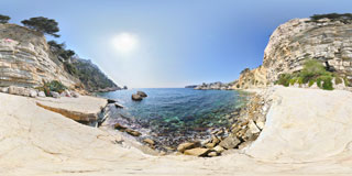 Photo panoramique de la plage des naturistes de Sugiton