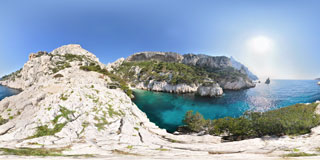 Photo panoramique de la calanque de Sugiton depuis la première crique